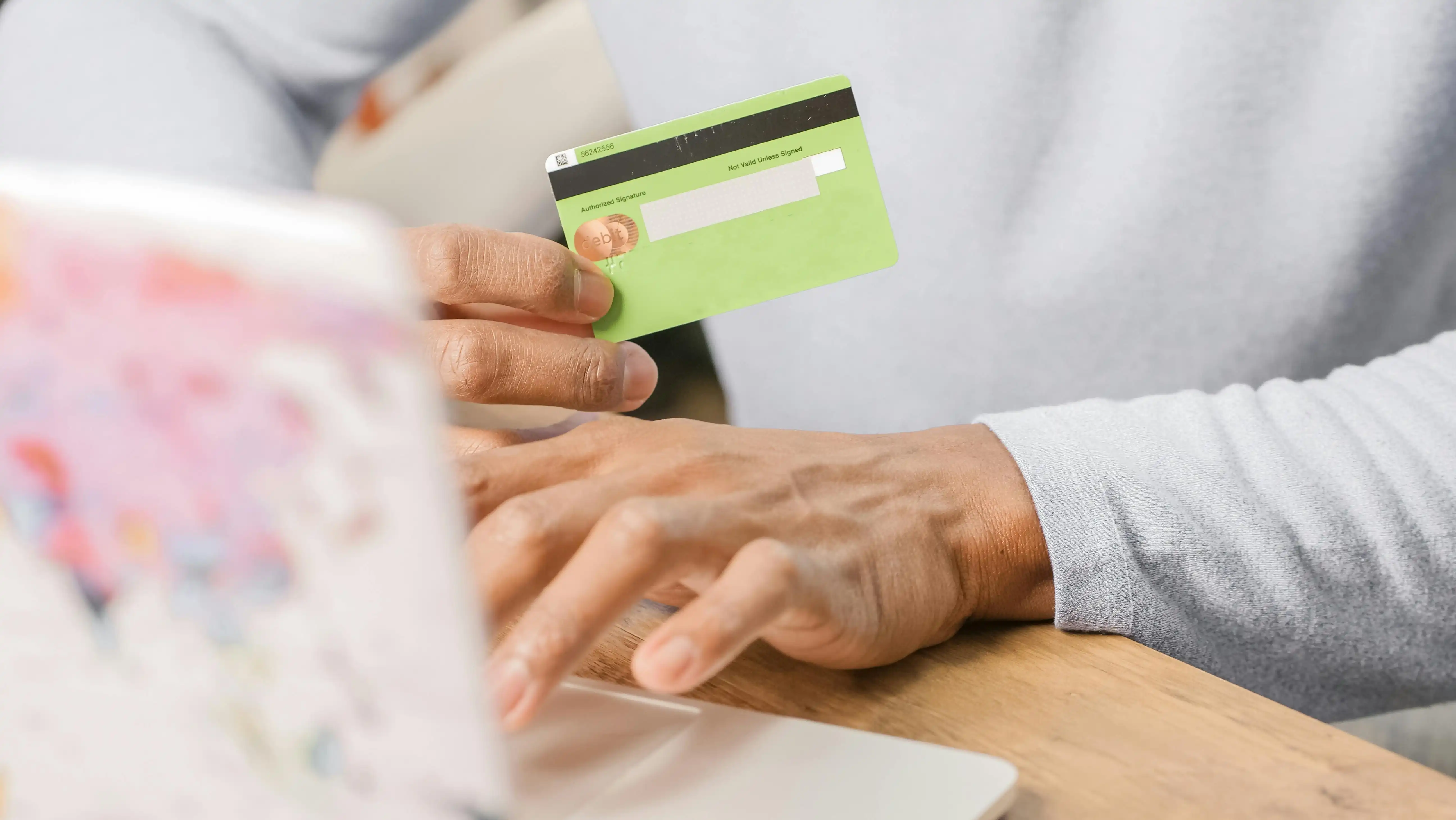 Persona revisando su historial crediticio en una app