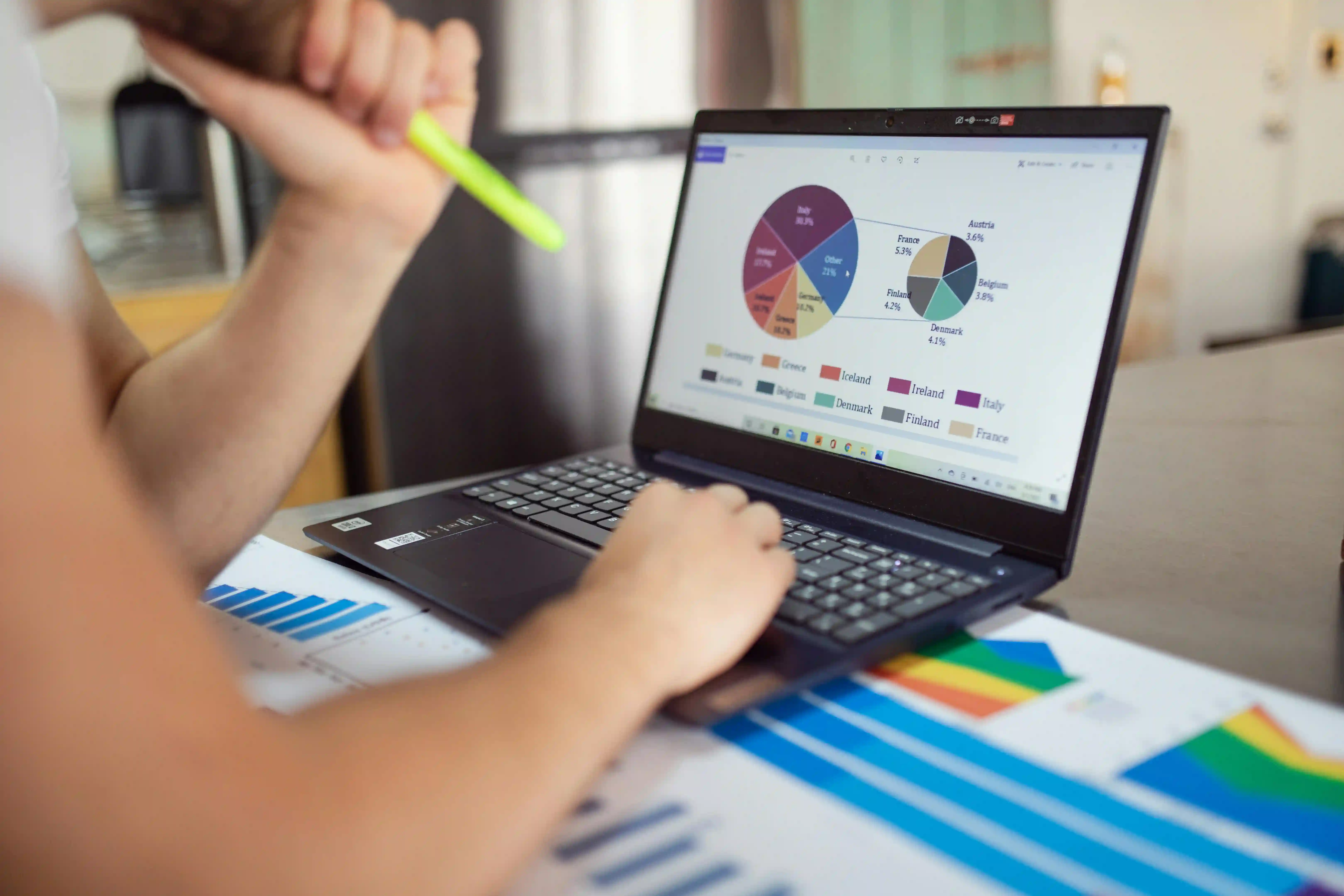 Emprendedor revisando métricas financieras clave