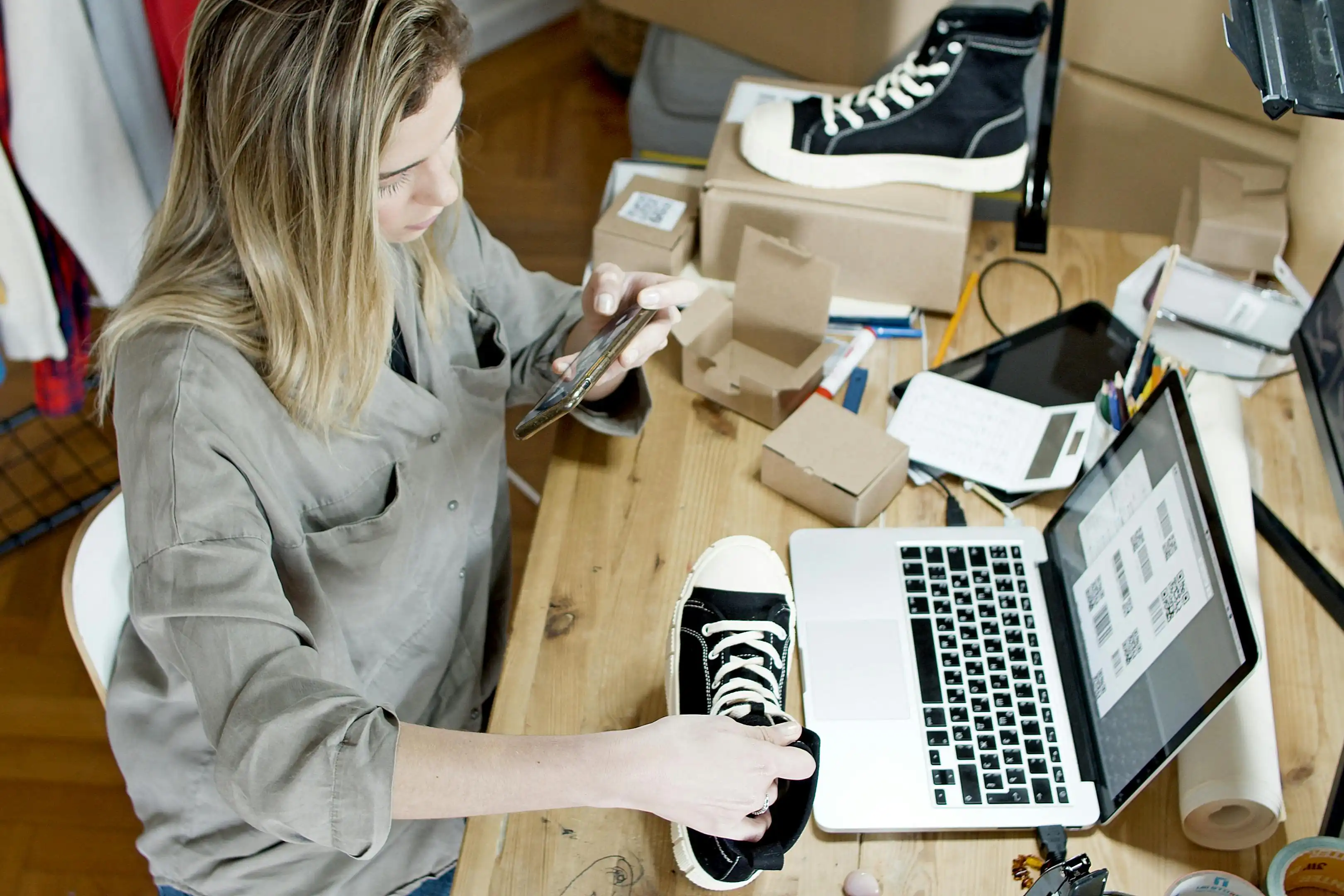 Emprendedor revisando proyecciones